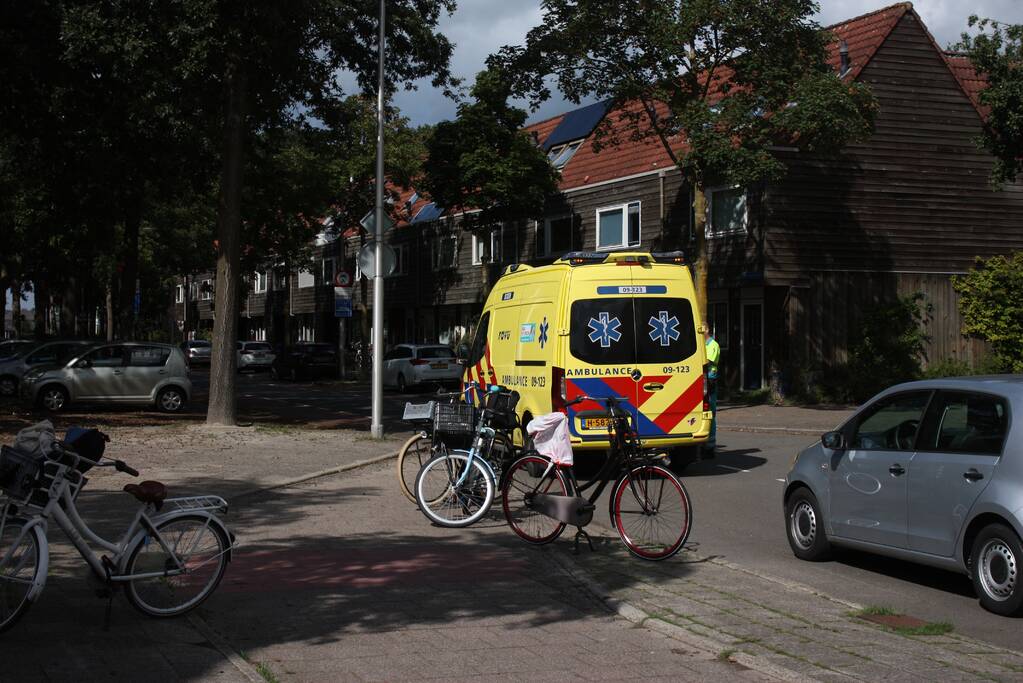 Scholiere onderweg naar school gaat onderuit na afsnijdactie