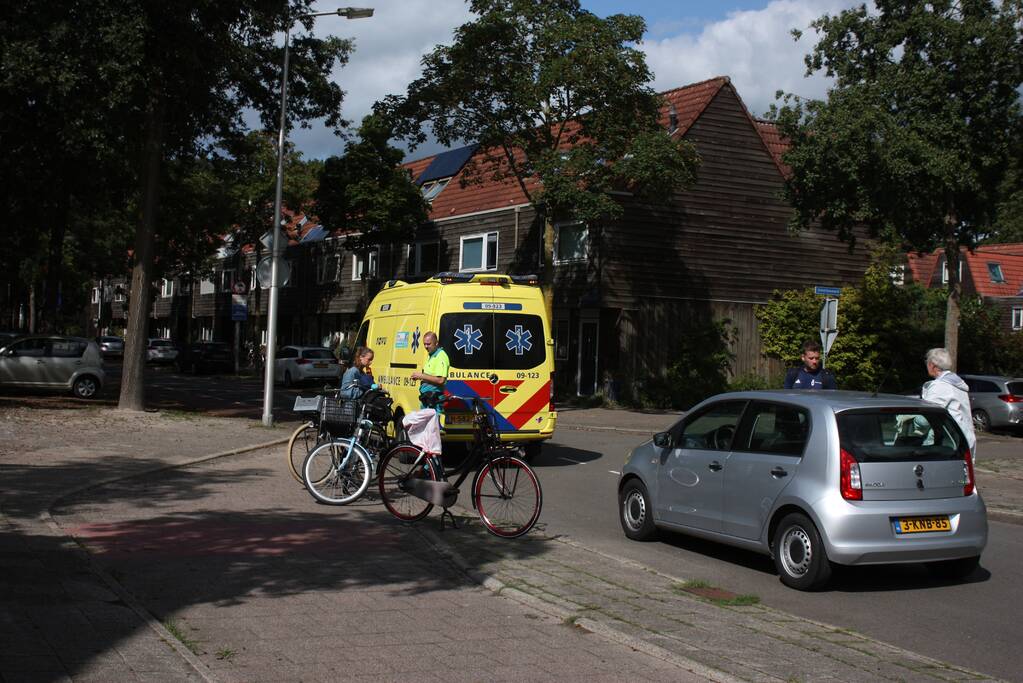 Scholiere onderweg naar school gaat onderuit na afsnijdactie
