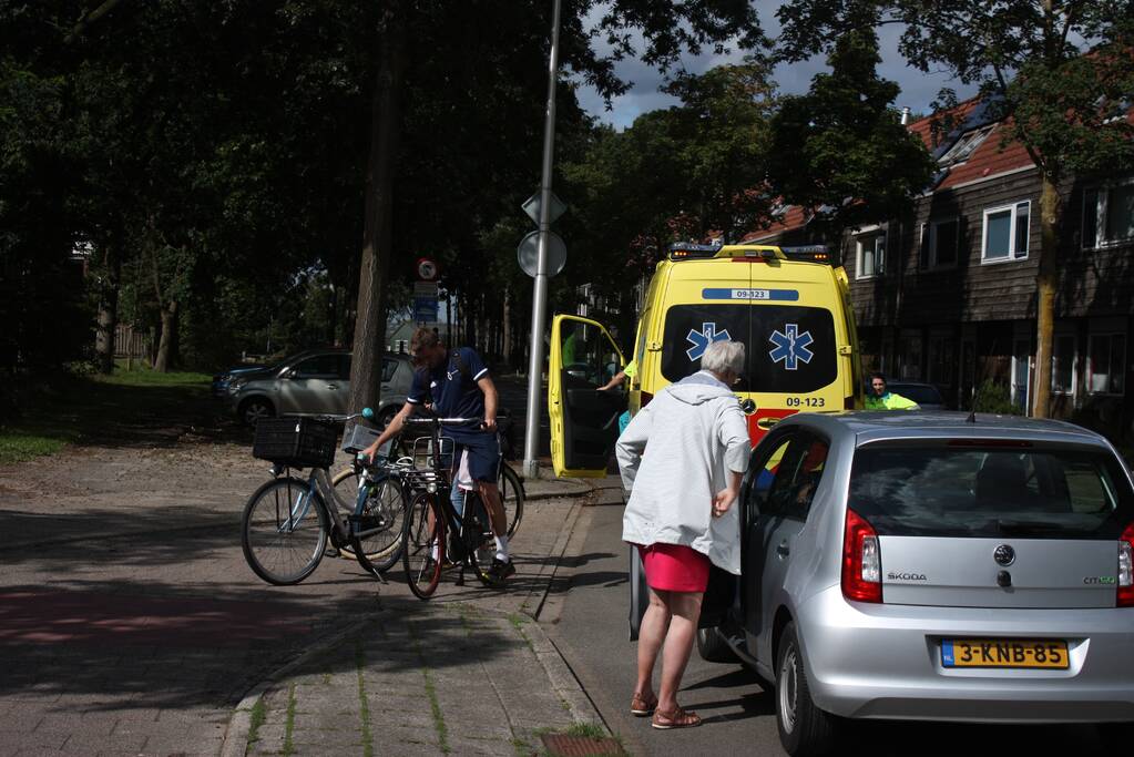Scholiere onderweg naar school gaat onderuit na afsnijdactie