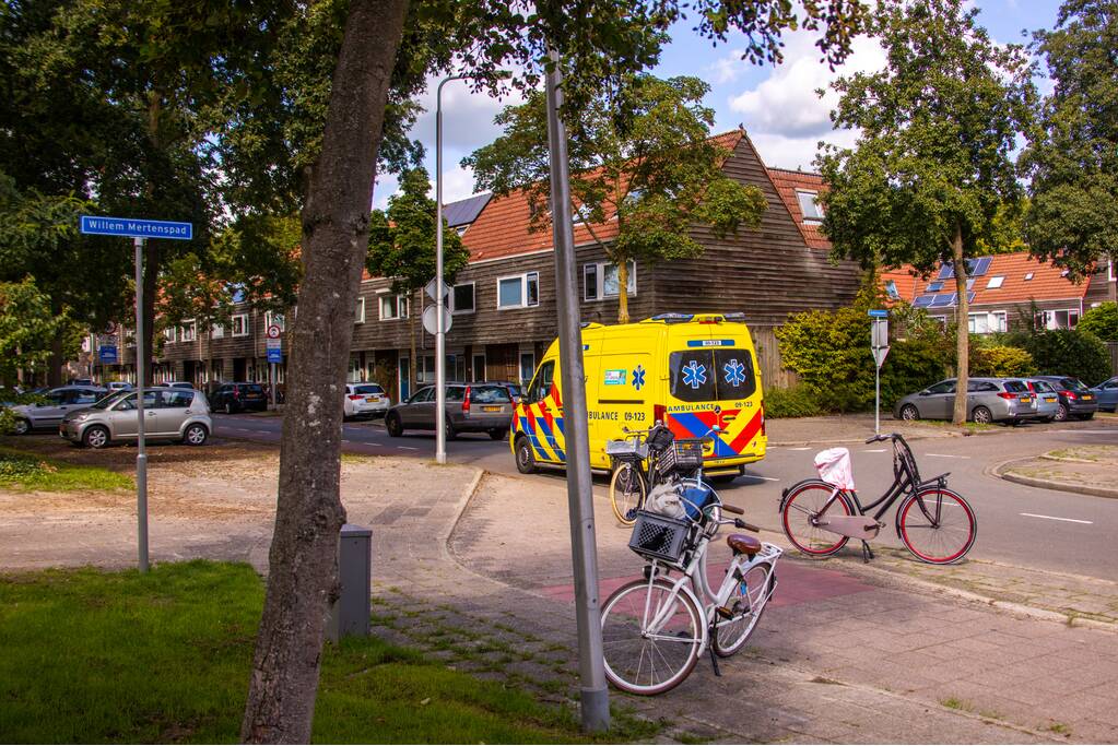 Scholiere onderweg naar school gaat onderuit na afsnijdactie