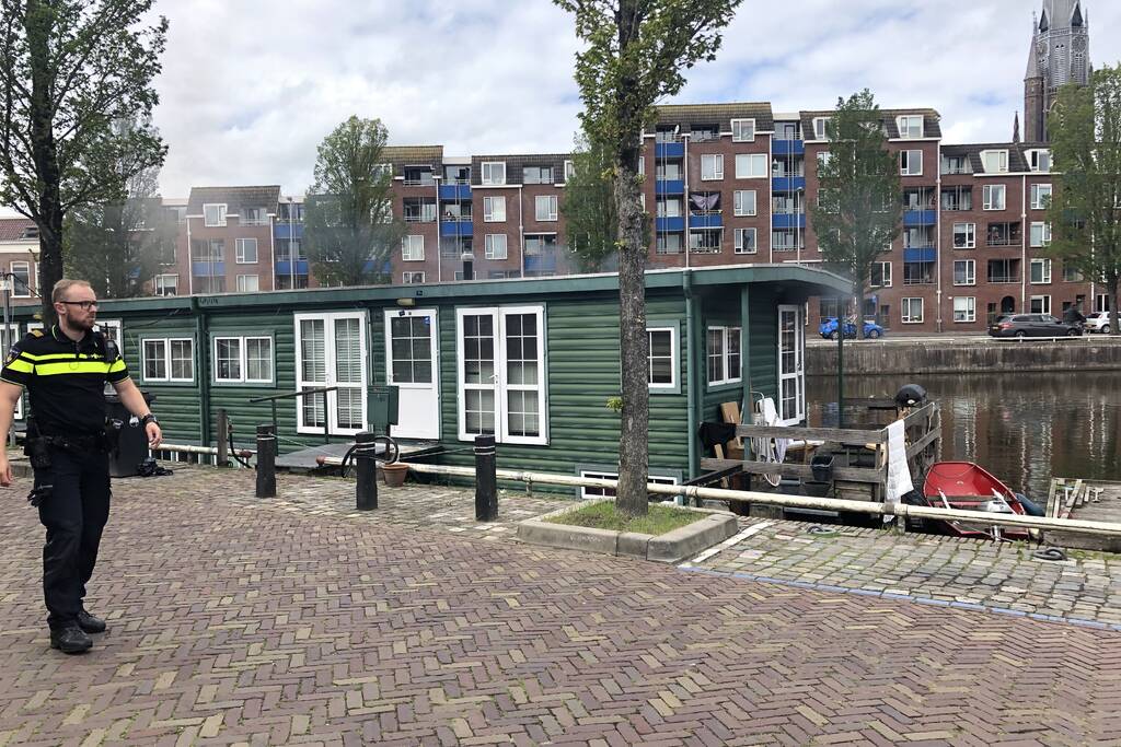 Afzuigkap op woonboot vat vlam