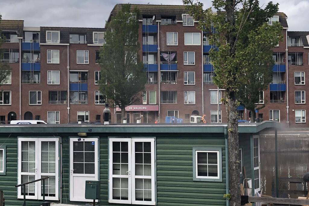 Afzuigkap op woonboot vat vlam