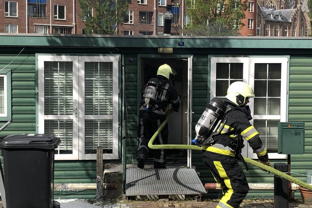 Afzuigkap op woonboot vat vlam