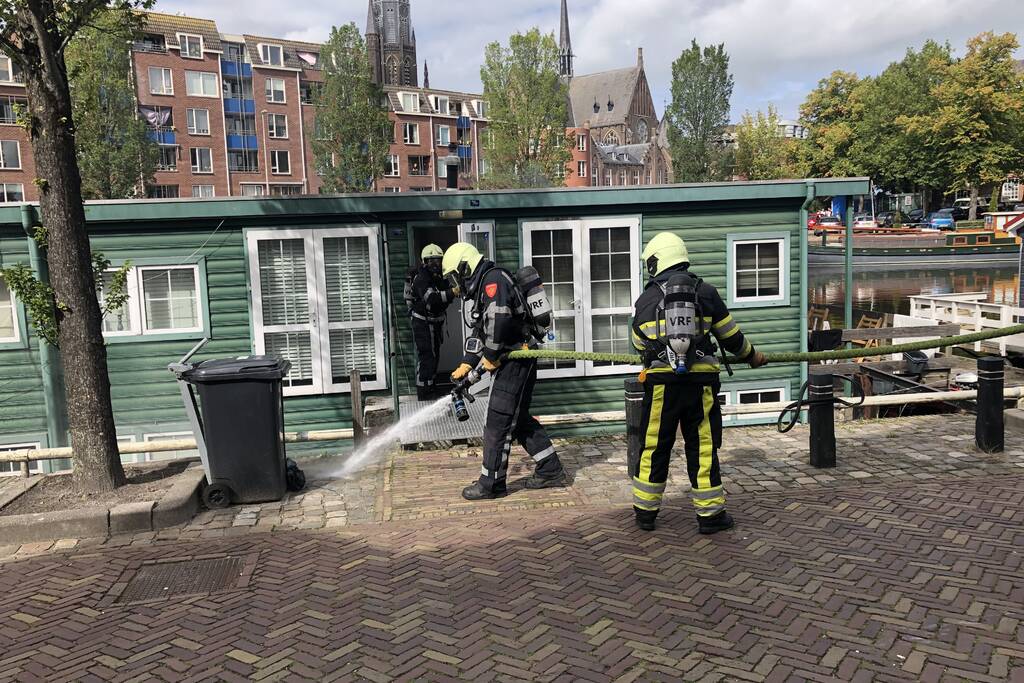 Afzuigkap op woonboot vat vlam