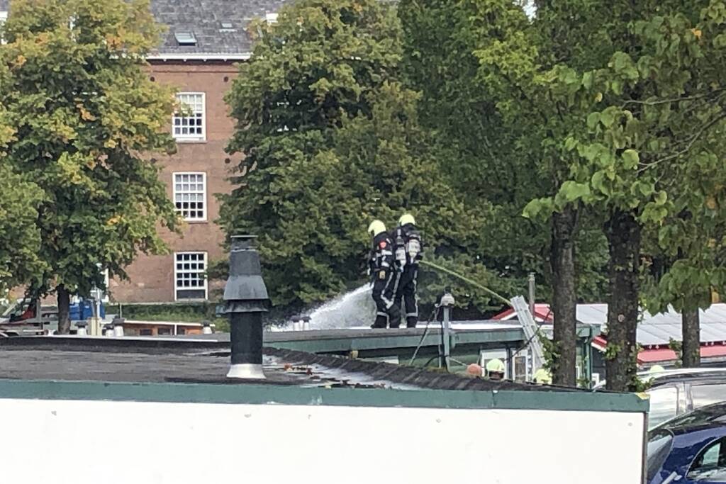 Afzuigkap op woonboot vat vlam