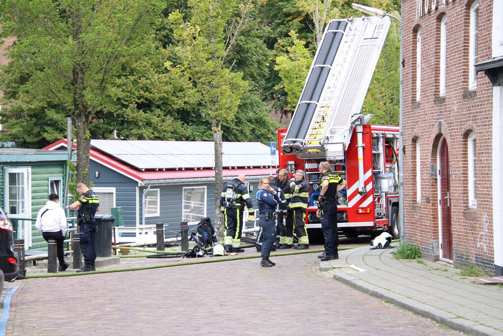 Afzuigkap op woonboot vat vlam