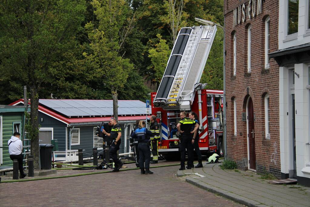 Afzuigkap op woonboot vat vlam