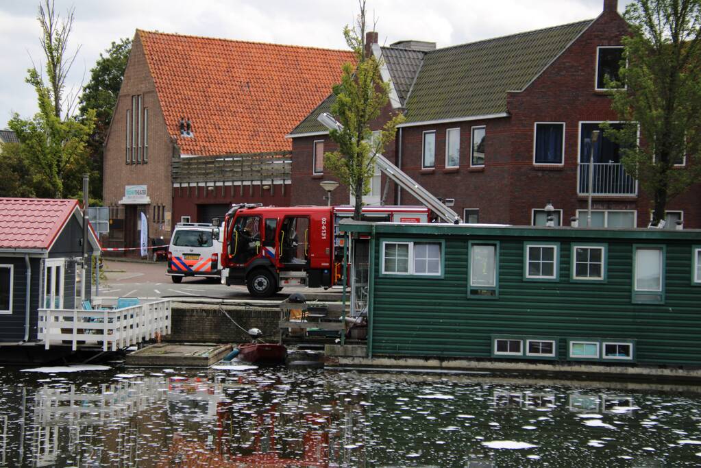 Afzuigkap op woonboot vat vlam