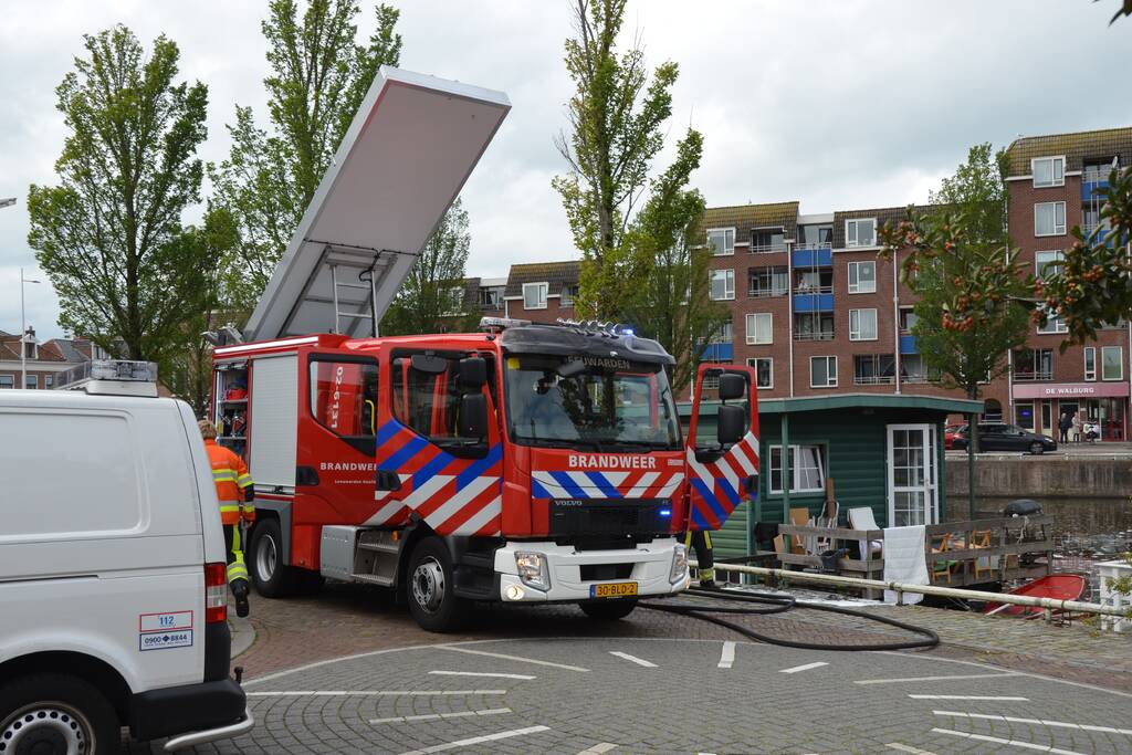 Afzuigkap op woonboot vat vlam