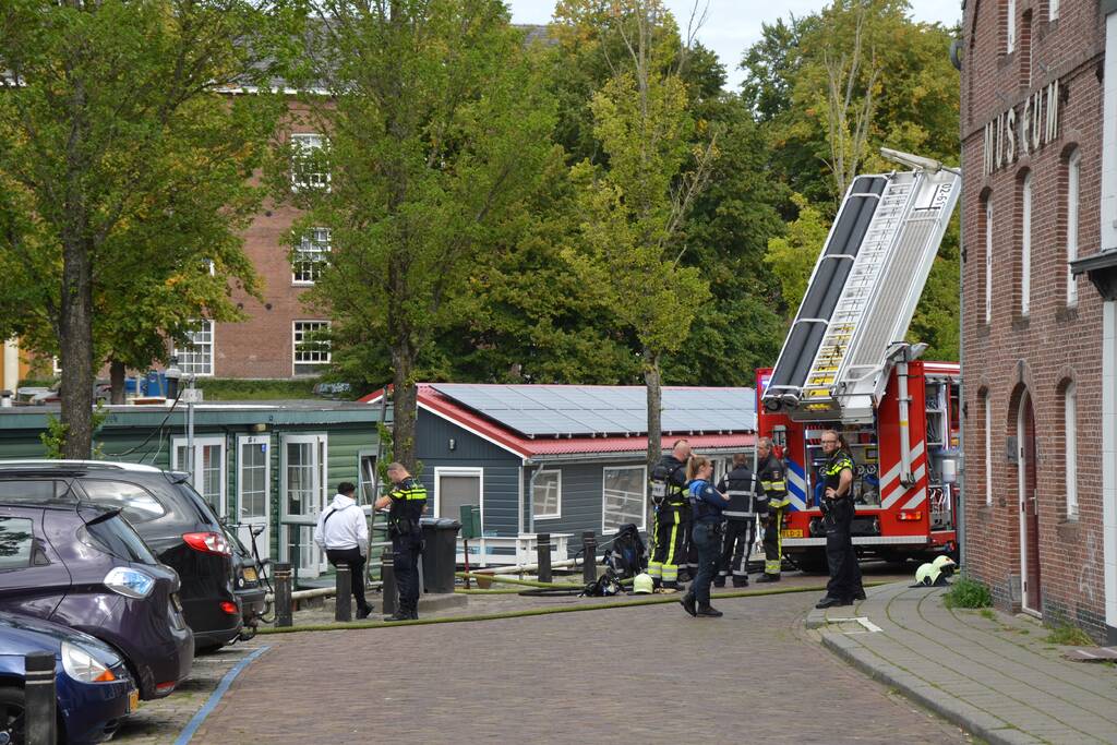 Afzuigkap op woonboot vat vlam