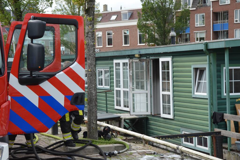 Afzuigkap op woonboot vat vlam