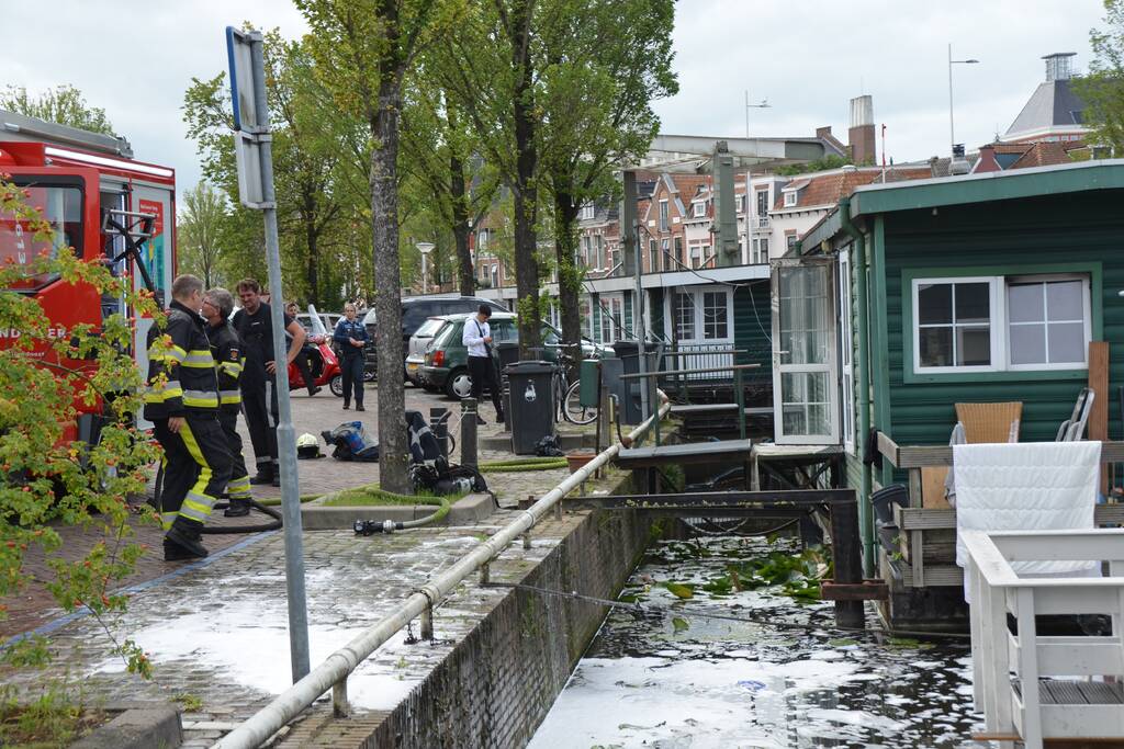 Afzuigkap op woonboot vat vlam
