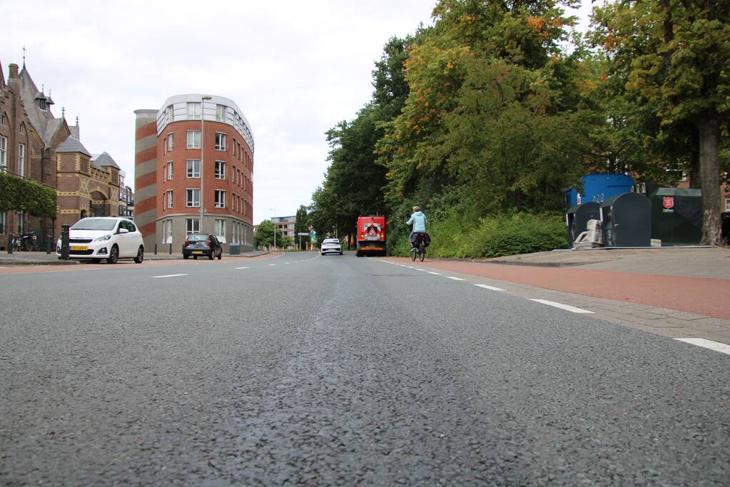 Veegwagen laat oliespoor op wegdek achter