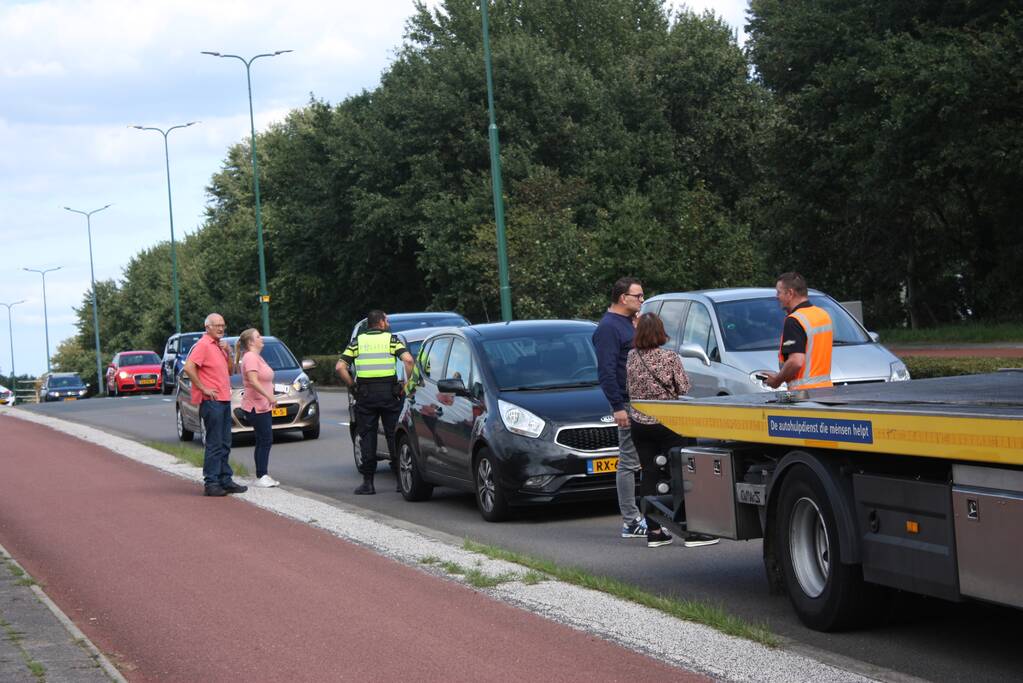 Bestuurder let niet op en botst op voorganger