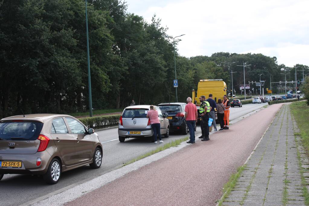 Bestuurder let niet op en botst op voorganger