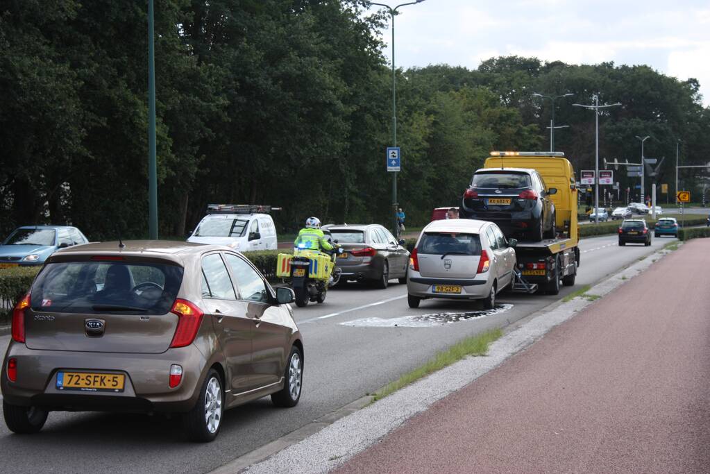 Bestuurder let niet op en botst op voorganger