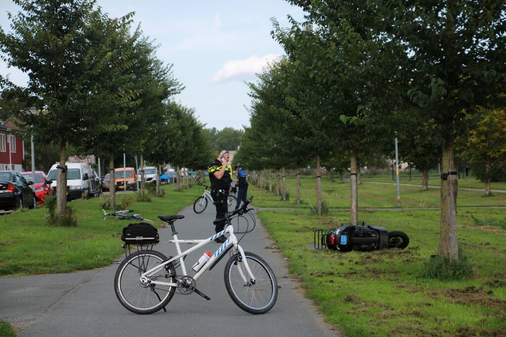 Fietser en scooterrijder gewond na aanrijding