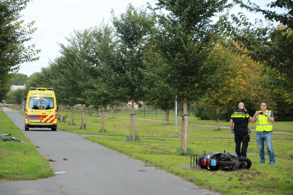 Fietser en scooterrijder gewond na aanrijding