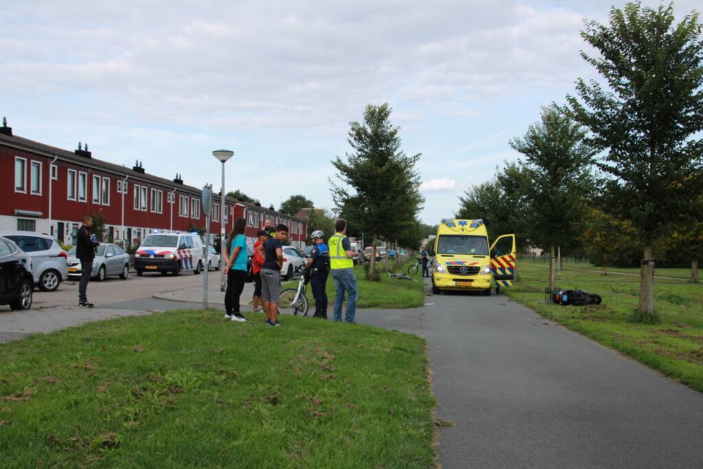 Fietser en scooterrijder gewond na aanrijding