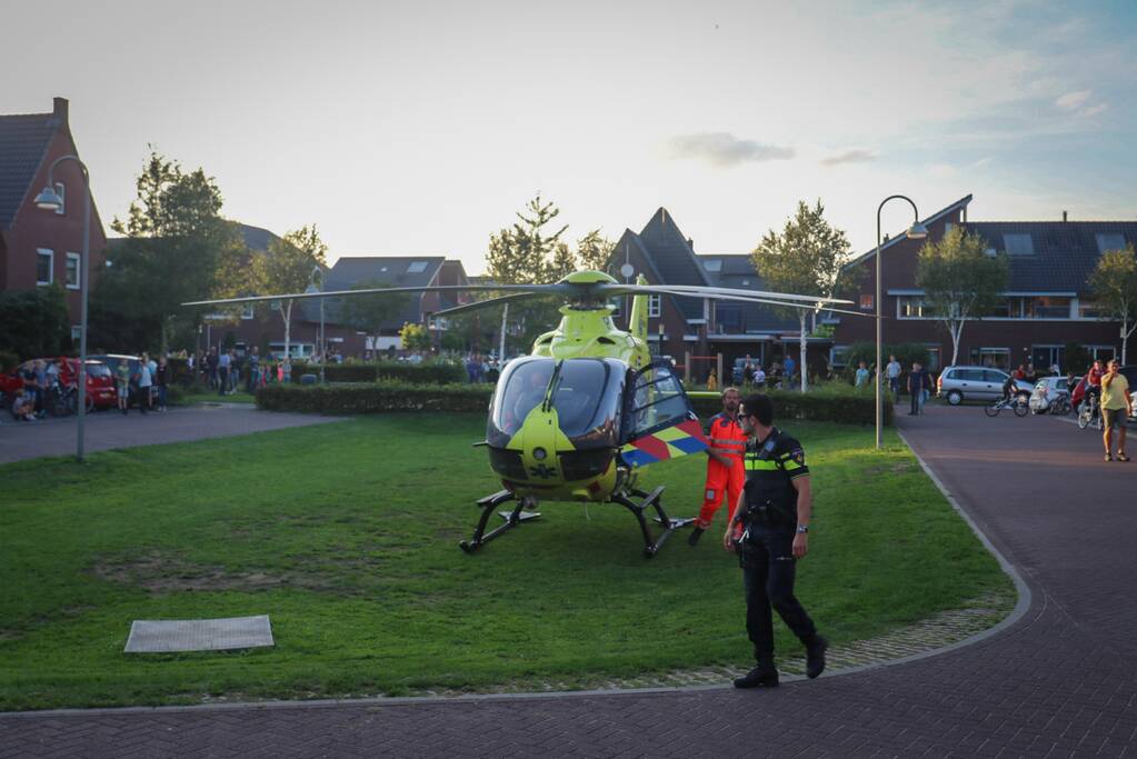 Gevallen fietser zorgt voor traumahelikopter in woonwijk