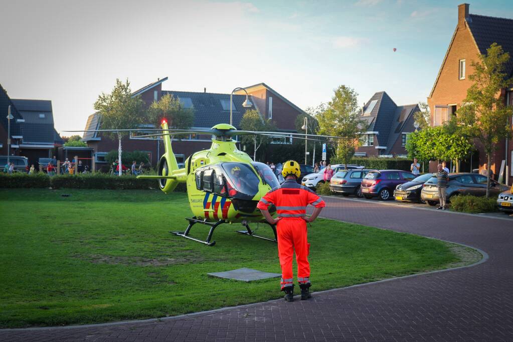 Gevallen fietser zorgt voor traumahelikopter in woonwijk