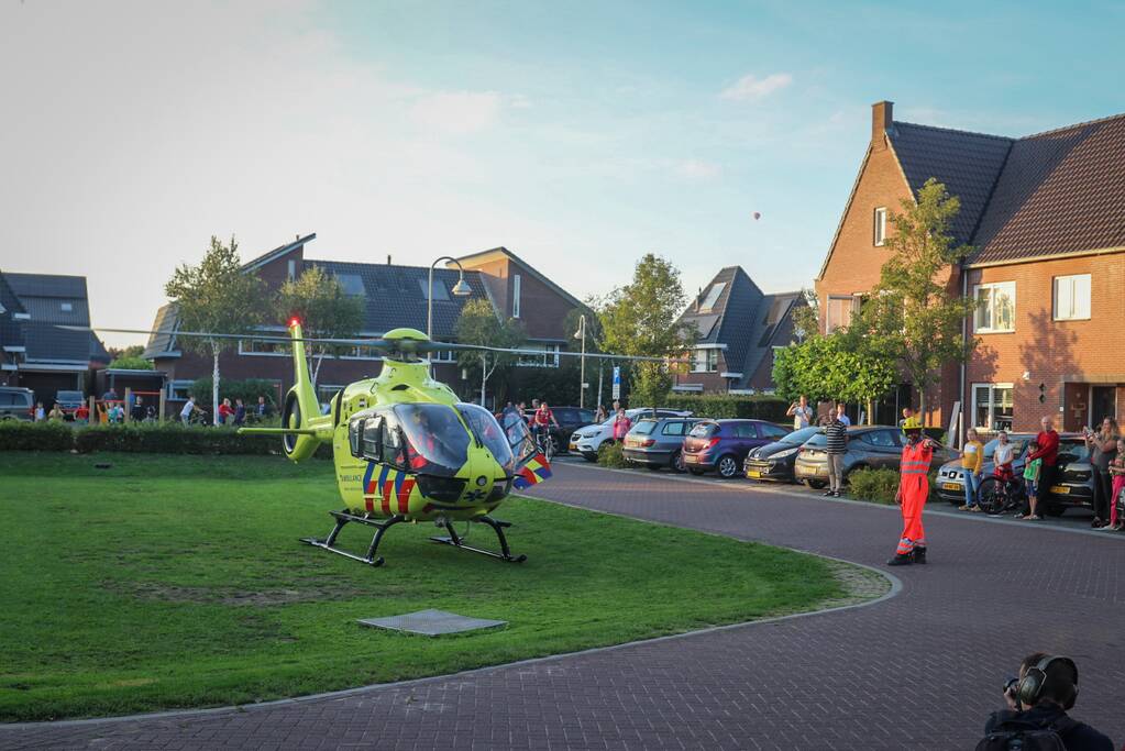 Gevallen fietser zorgt voor traumahelikopter in woonwijk