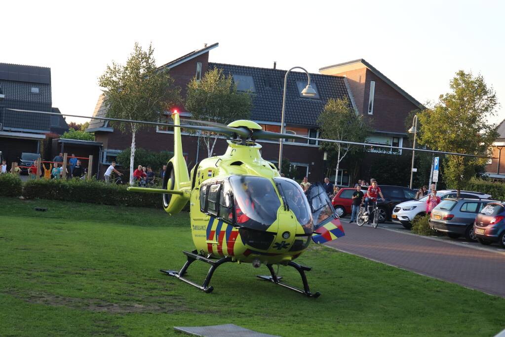 Gevallen fietser zorgt voor traumahelikopter in woonwijk