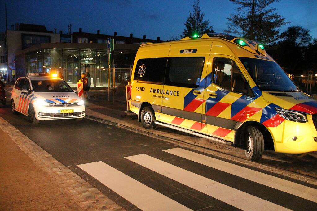Man loopt tegen bus en raakt gewond