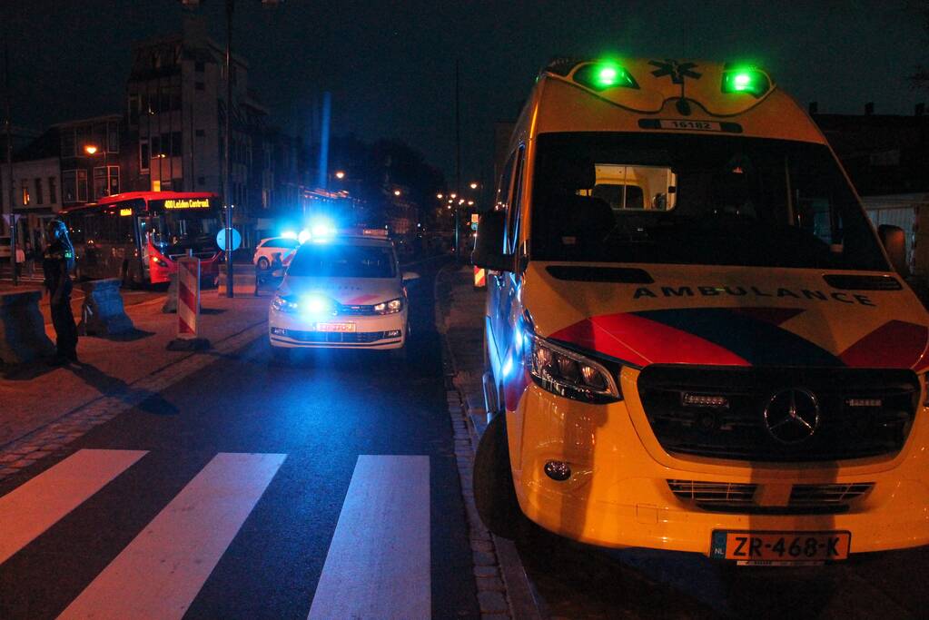 Man loopt tegen bus en raakt gewond