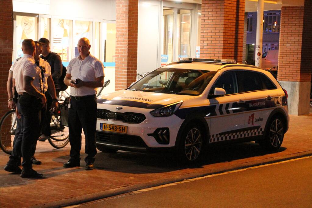 Man loopt tegen bus en raakt gewond