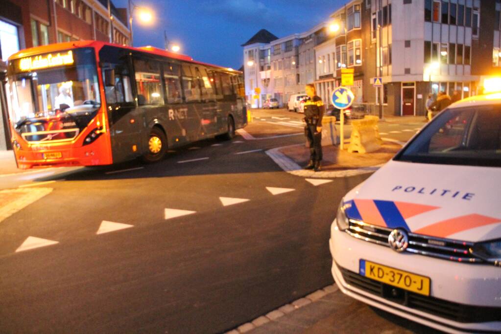 Man loopt tegen bus en raakt gewond