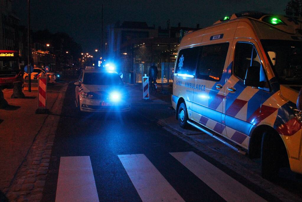 Man loopt tegen bus en raakt gewond