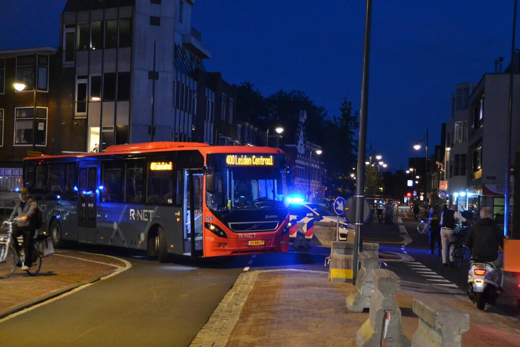 Man loopt tegen bus en raakt gewond