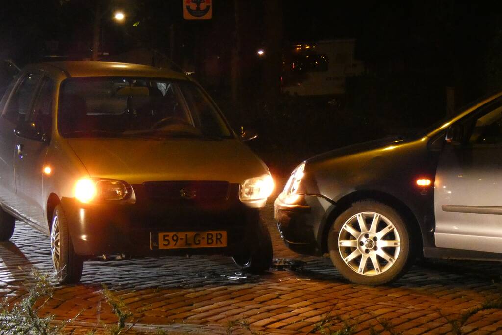 Aanhouding na aanrijding tussen twee auto's