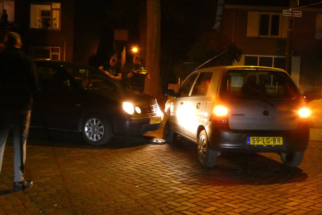 Aanhouding na aanrijding tussen twee auto's