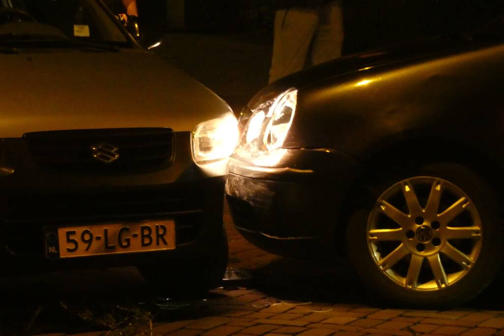 Aanhouding na aanrijding tussen twee auto's