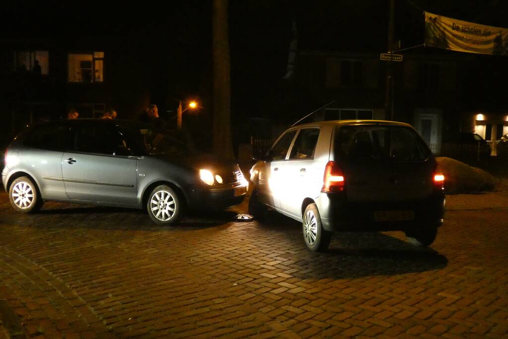 Aanhouding na aanrijding tussen twee auto's