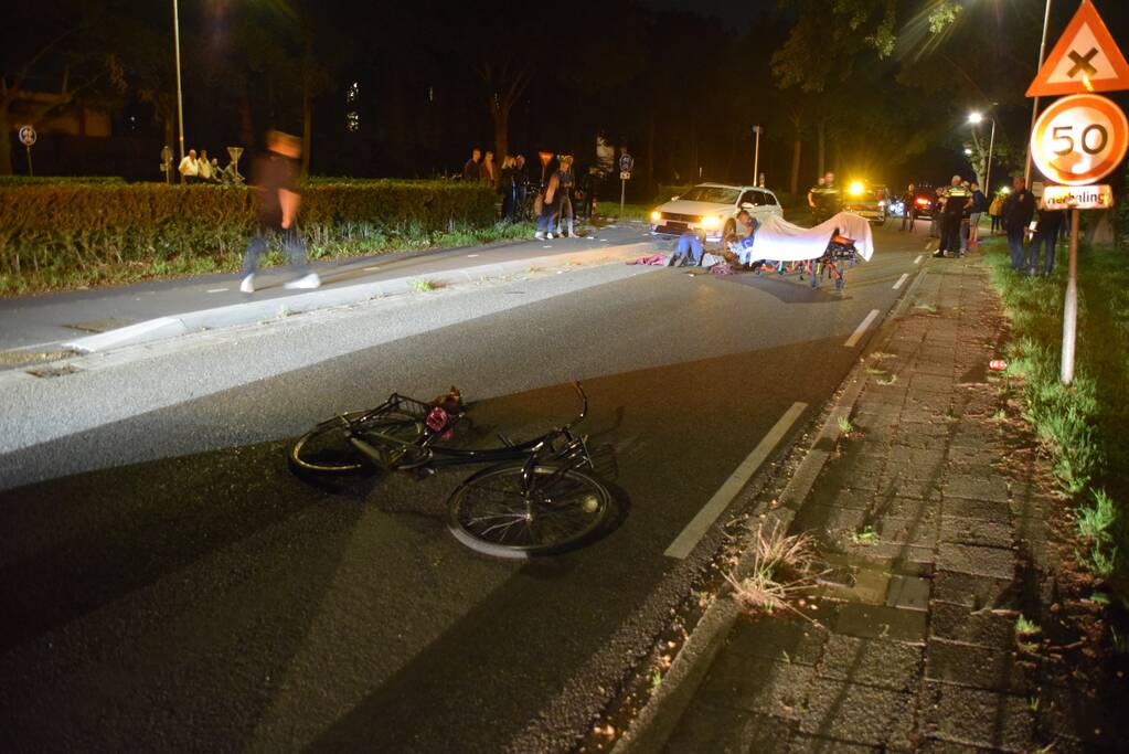 Fietsster gewond na aanrijding met auto