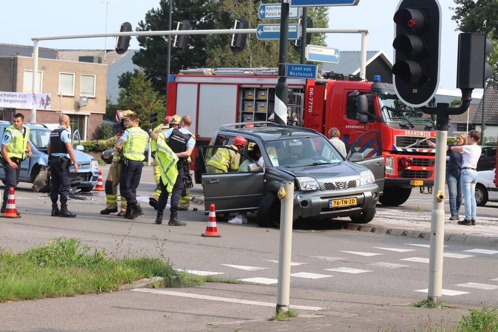 Gewonde bij flinke aanrijding op kruising