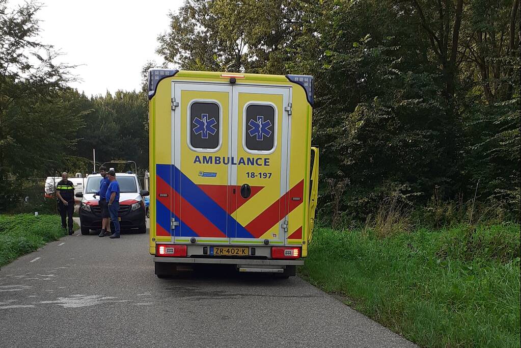 Auto raakt van de weg en belandt in de sloot