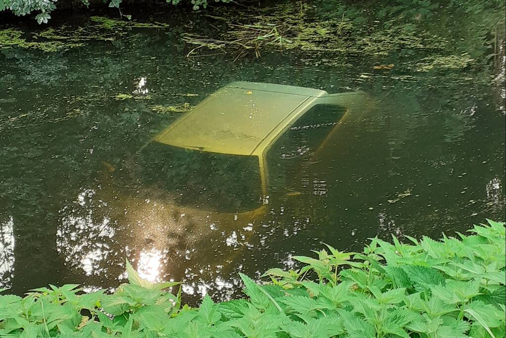 Auto raakt van de weg en belandt in de sloot
