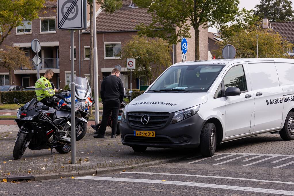 Waardetransport-bestelbus botst op scooterrijder
