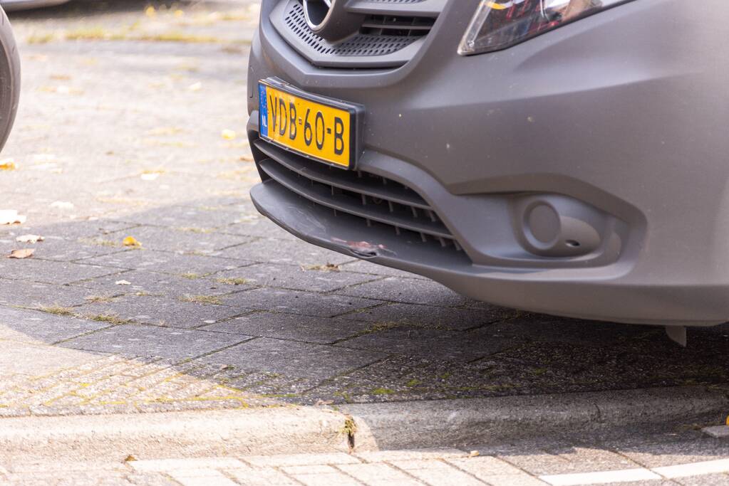 Waardetransport-bestelbus botst op scooterrijder