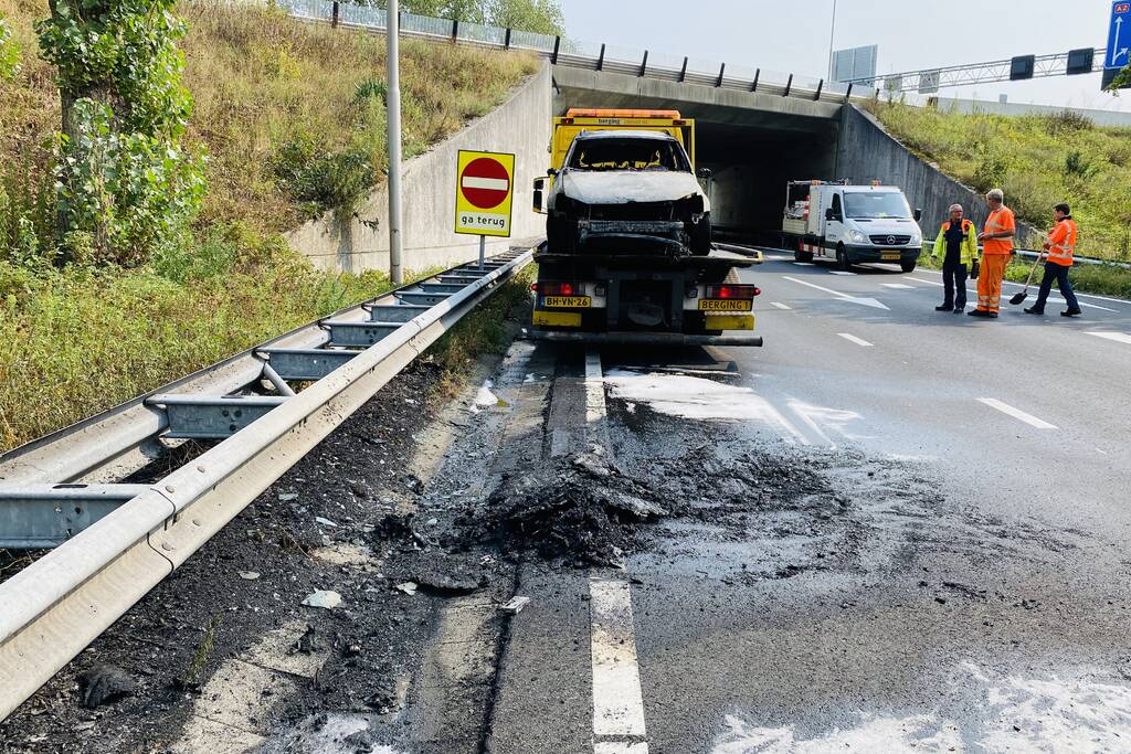 Auto gaat in vlammen op, verbindingsweg A65 dicht