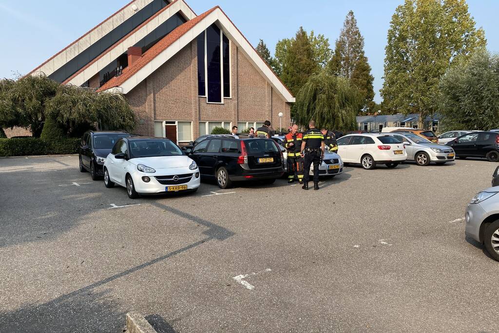 Brandweer bevrijdt kind uit vergrendelde auto