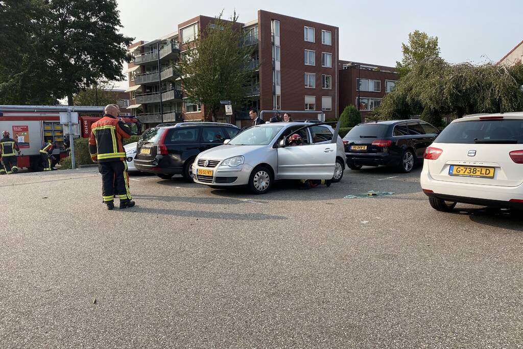 Brandweer bevrijdt kind uit vergrendelde auto