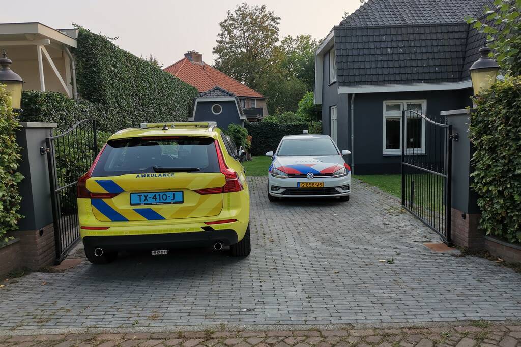 Overleden persoon aangetroffen in woning, politie doet onderzoek