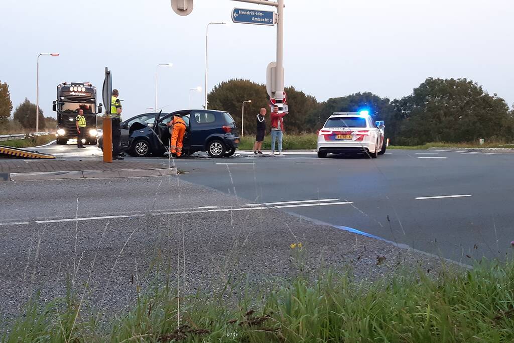 Auto's botsen op kruising