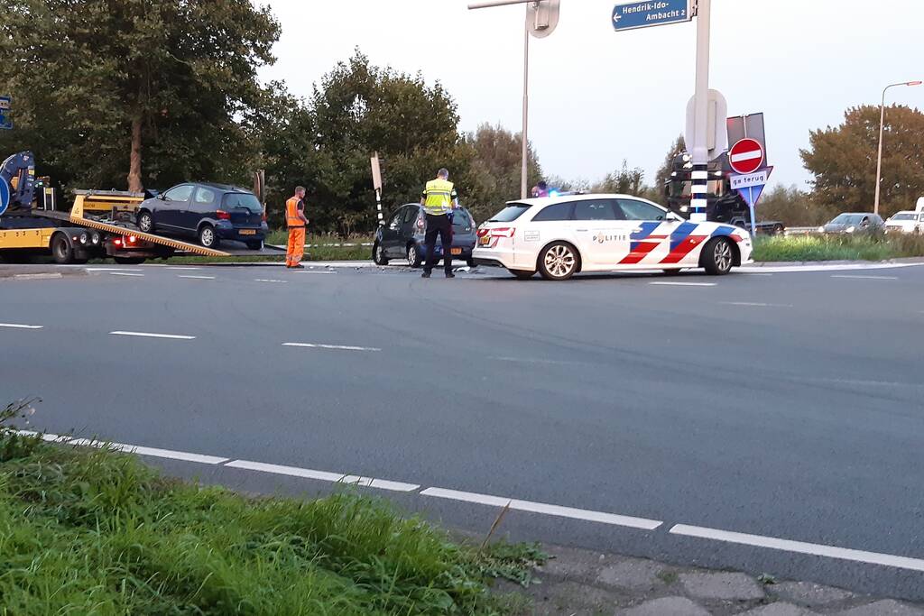 Auto's botsen op kruising