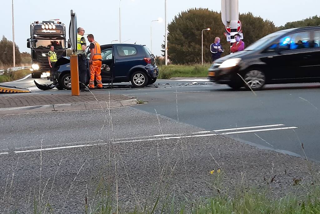 Auto's botsen op kruising
